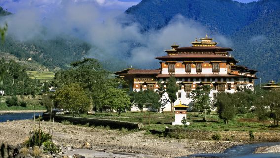 Il Bhutan offre vari tipi di interpreti, guide, veicoli a noleggio, fotografi, accompagnatori aziendali, medici, guide turistiche e servizi personalizzati.