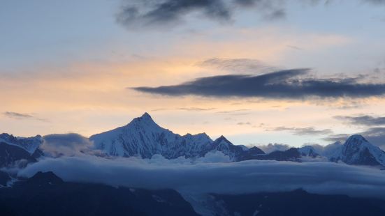 这里也是观赏梅里雪山的绝佳位置，离德钦县城有一段距离，我们订