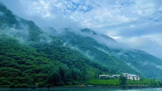 景色确实非常漂亮，值得一去，离成都最近的高山草原。去玩儿的时