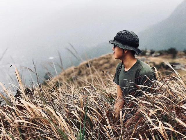 大帽山芒草叢中的行山人士
