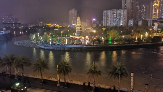 都匀文峰塔，是都匀市的景观标志之一，距今快200年历史，现在