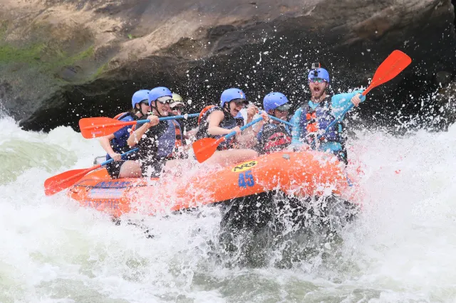 Wildwasser-Rafting ist eine tolle Aktivität für ältere Kinder