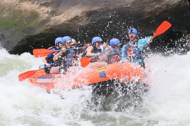 Wildwasser-Rafting ist eine tolle Aktivität für ältere Kinder