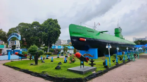 Monumen Kapal Selam Surabaya attraction in Surabaya