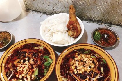 弥勒竹园甩三碗卤鸡店