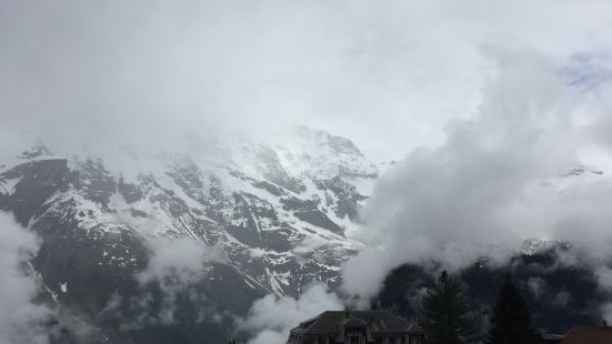 本来想去少女峰，但是天气不好 到了雪朗峰一样，雾蒙蒙看不太清