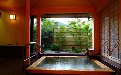 汤本温泉也是一处很舒服的放松的地方，温泉都是纯天然的构成，收