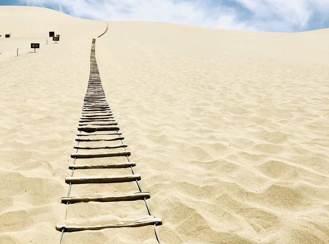 鳴沙山 | 攀爬木梯登山