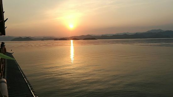 夏天去龙川弯旅游相当的不错，湖光山色，空气新鲜。还能品尝当地