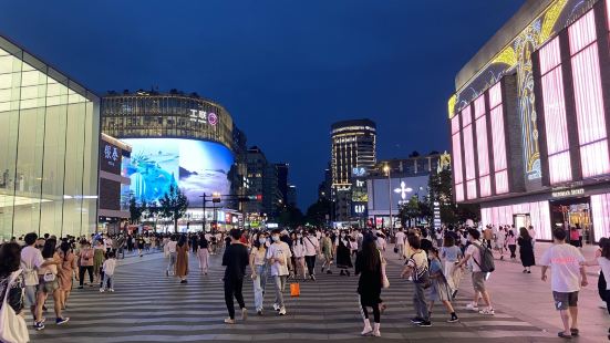 虽然疫情仍然不让人乐观，但谁能拒绝到西湖边的延安路商业街去转