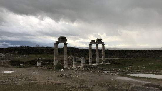 希拉波利斯，又译作希耶阿波利斯，是一座古城遗迹，在棉花堡遇上
