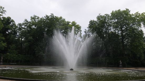 到布魯塞爾發現這就是一座藝術的城市，公園到處都是，各式雕像矗