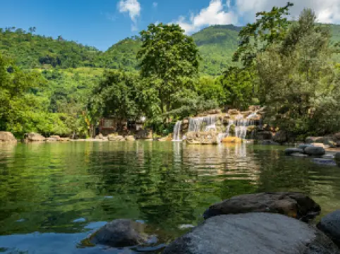 야사디 폭포 온천