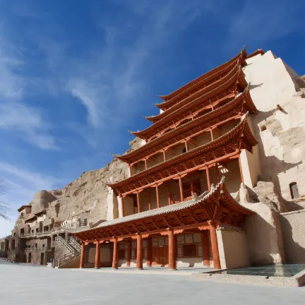 Dunhuang Painting & Calligraphy Academy 주변 호텔