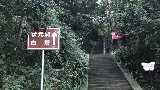 打車從古鎮到大佛寺，20塊錢，有點貴。逛了大佛寺，一個小時。