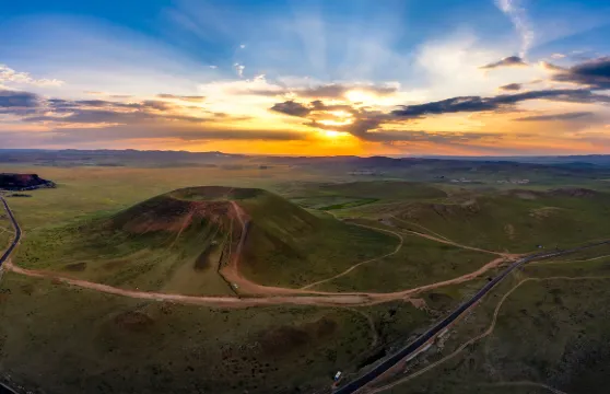 烏蘭哈達火山地質公園騎馬+租借太空衣+抱小羊+卡丁車大小同價
