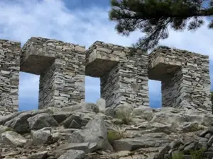 Monument of the Main Peak of Dabie Mountain