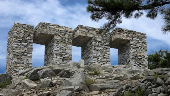 Monument of the Main Peak of Dabie Mountain