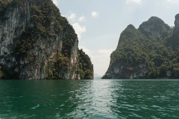 Vé máy bay Surat Thani Huế