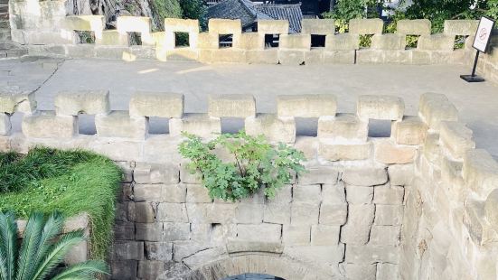 东水门及城墙是全国重点文物保护单位，修建于明代，系重庆老城正