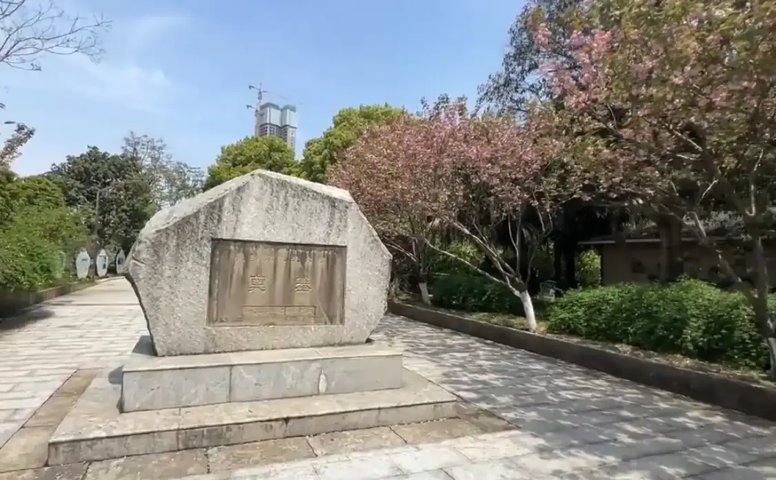 Hotels near Zifeng Park