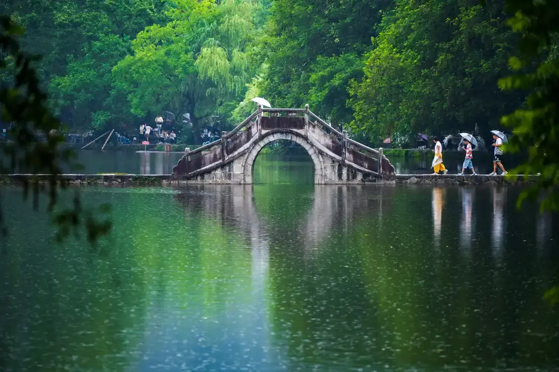 Hotels near Painting Bridge