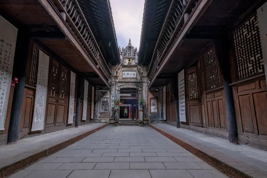 Large Courtyard of the Luo Family