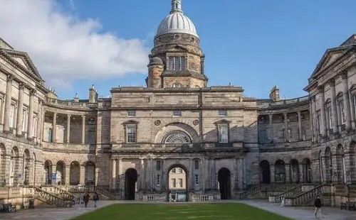爱丁堡大学是一个英国联邦著名的学府，几百年历史的老学区，大学