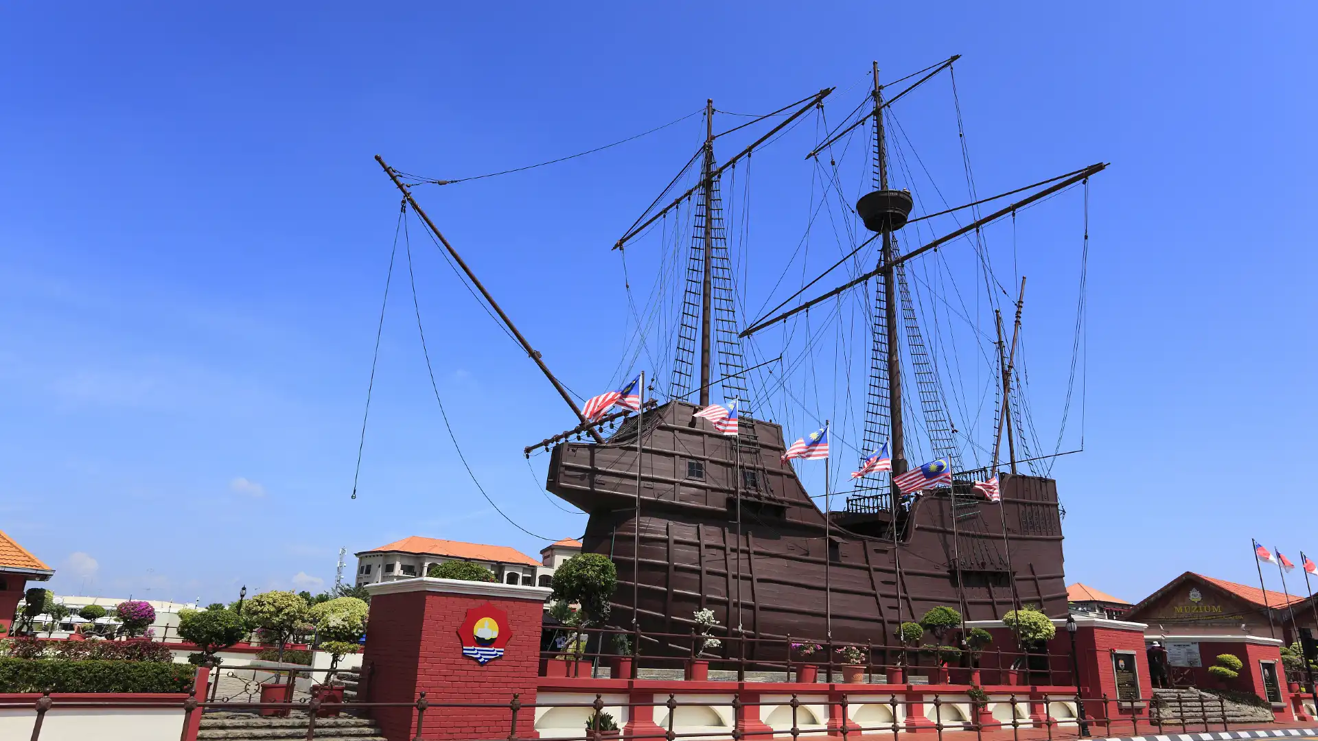 Hotels near Muzium Samudera (Flor de La Mar)