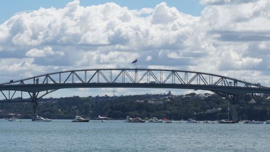 一橋飛架南北，天塹變通途。全長1020米的奧克蘭海港大橋，連