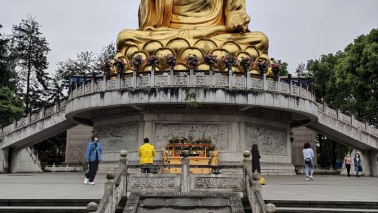 又是不能不热，微风拂面的周末，和家人前往华岩寺，现在应该叫做