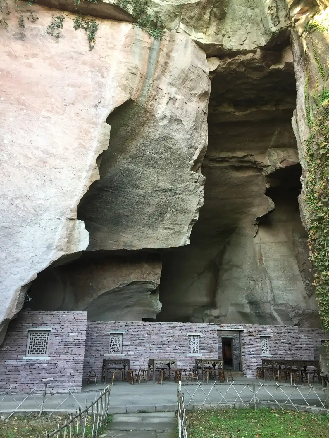 Hotels near Huangyan Grottoes
