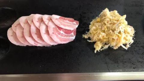 长白山火山石烤肉 in ไป๋ซาน