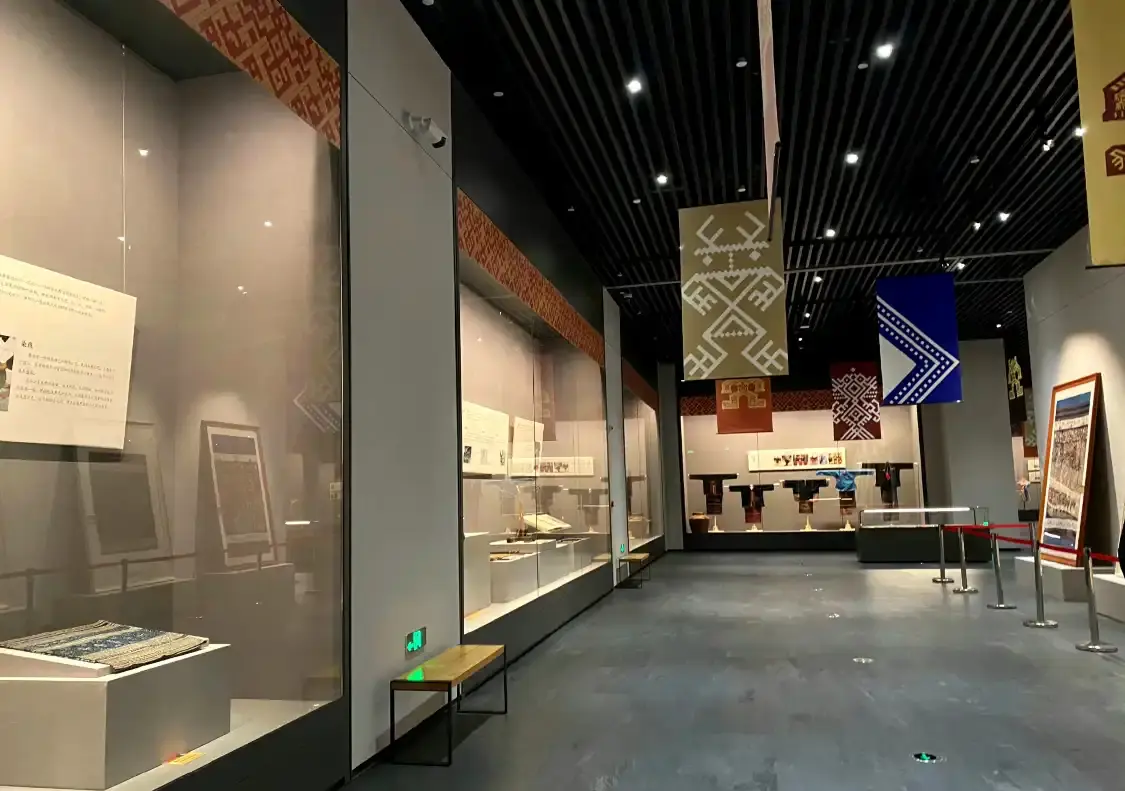 Hotels near Pinghu Museum