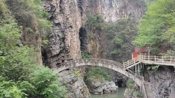 雞鳴三省大峽谷