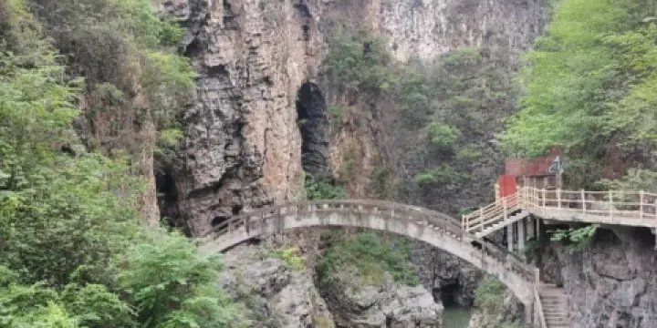 雞鳴三省大峽谷