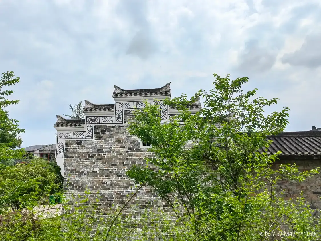 Hotels near Bainizhen