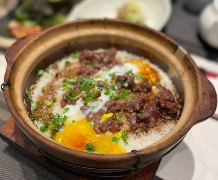 窝蛋牛肉煲仔饭
