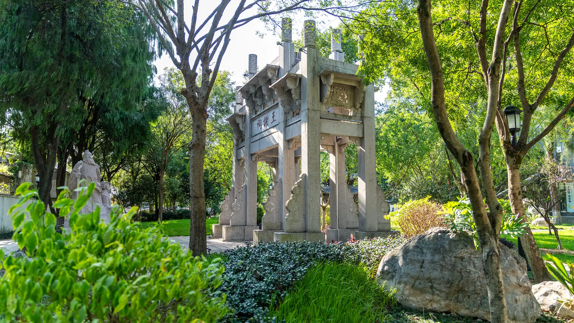 墨池公園周辺のホテル