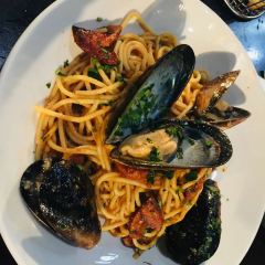 Grill Steak Seafood on Hardware Lane 여행 사진