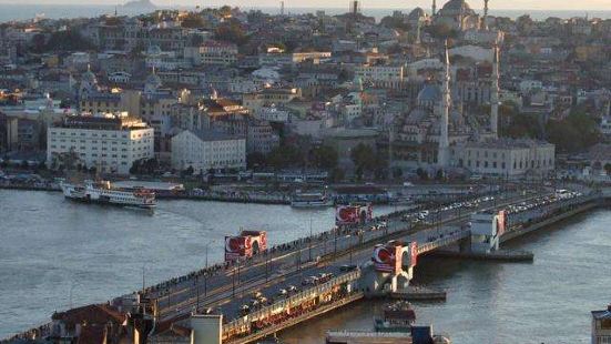加拉塔大桥，这座大桥被誉为土耳其的代表性建筑，也是曾经连接两