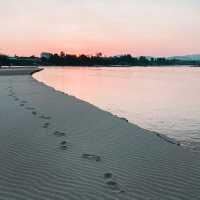 เล่นน้ำหาดทรายขาว เกาะกลางแม่น้ำโขง