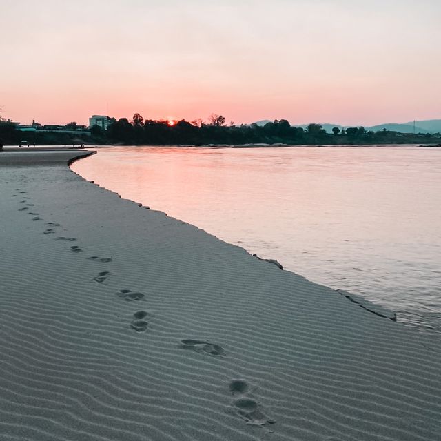 เล่นน้ำหาดทรายขาว เกาะกลางแม่น้ำโขง