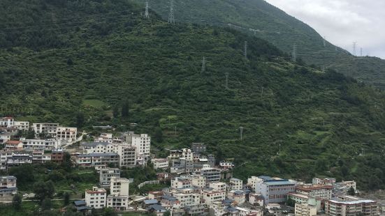 跑马山真的不要去,无力吐槽的景点。缆车上去看到一个球场大的草