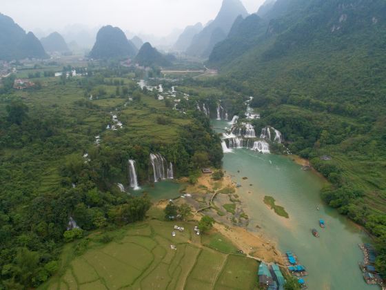 徳天多国籍滝風景区