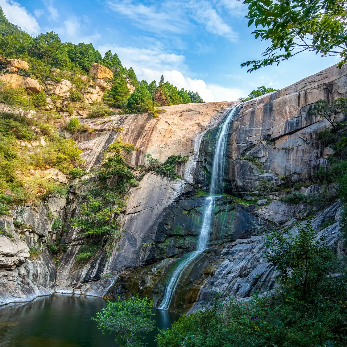 Hotels near Longtan Waterfall