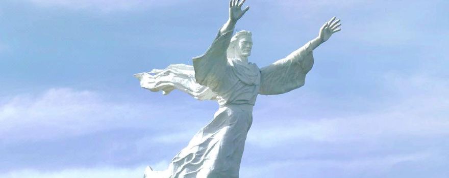 Yesus Memberkati Statue