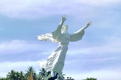 Yesus Memberkati Statue