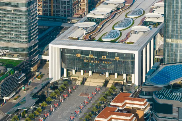 珠海橫琴口岸聯檢大樓外觀,門上可見橫琴口岸與 HENGQIN PORT 字樣