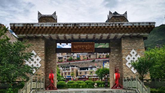 甘堡藏寨無論在地理位置、藏寨規模、歷史文化上都比加絨地區其他